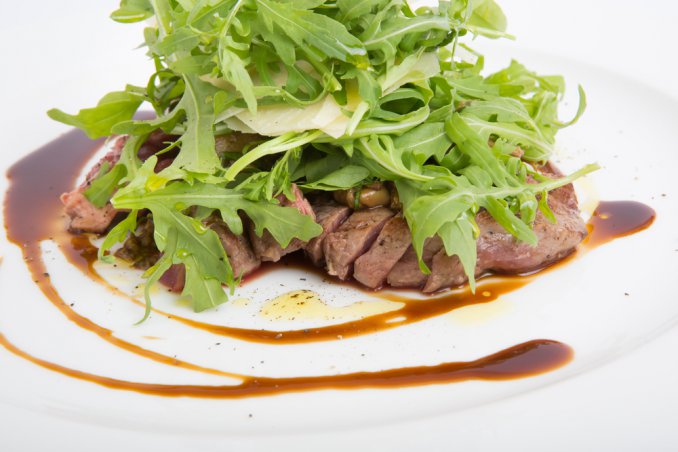 carne manzo straccetti rucola aceto balsamico