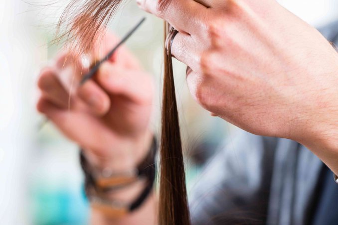 sognare di tagiarsi i capelli