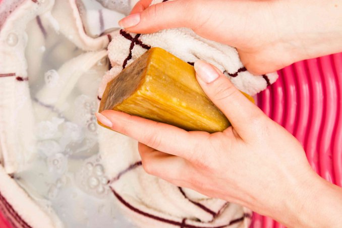 come togliere le macchie di profumo dai vestiti