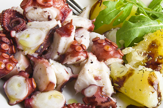 Cucina con la pentola a pressione