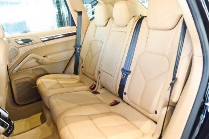 come pulire e lavare sedili interni auto