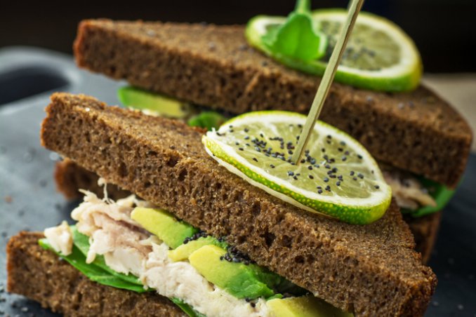 Tramezzini al pollo e avocado