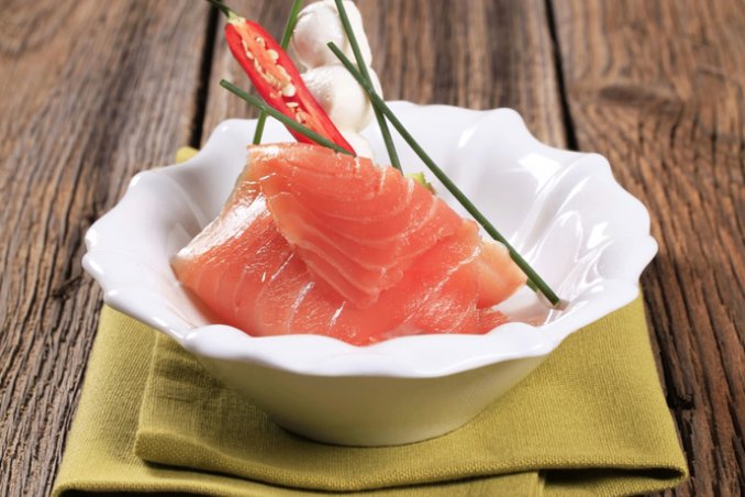 Ciliegie di mozzarella al salmone affumicato