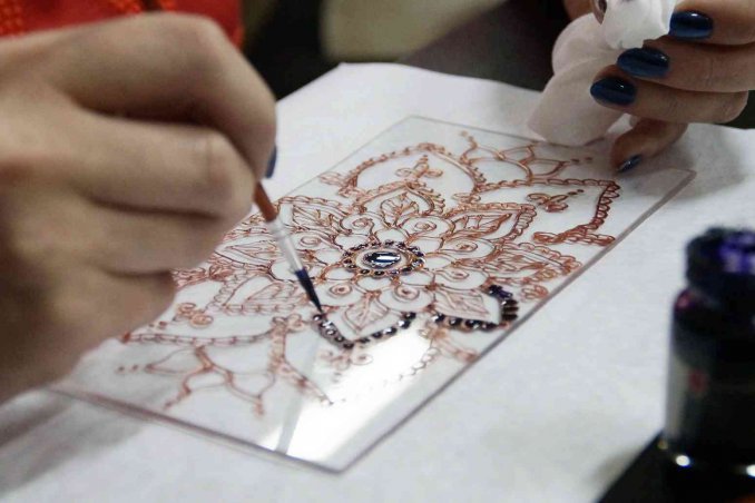 Come dipingere e decorare il vetro e la vetroresina