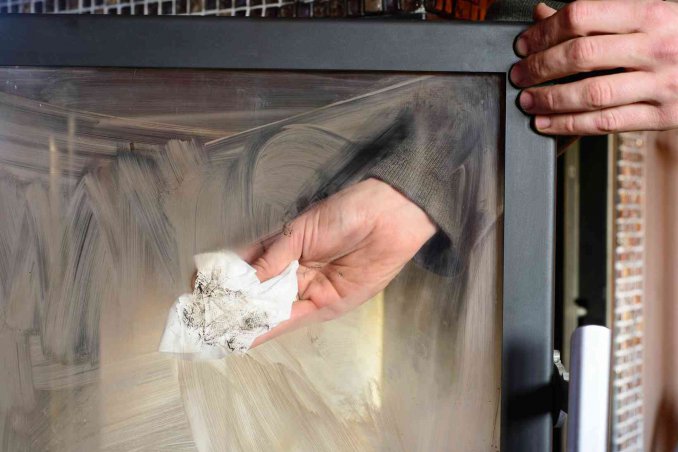 come pulire il vetro del camino