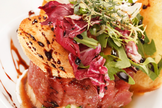 Tartare di manzo alle erbe aromatiche e agrumi