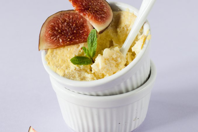 Soufflé di formaggio di capra con fichi caramellati