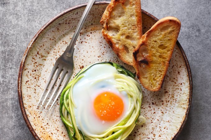 Uova in cocotte di zucchine