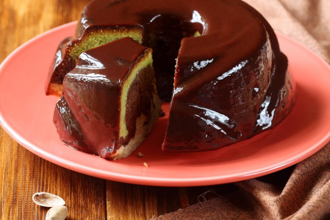 Ciambella bicolore glassata al cioccolato