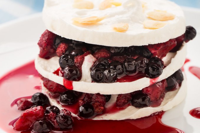 Dolce di meringhe ai frutti rossi