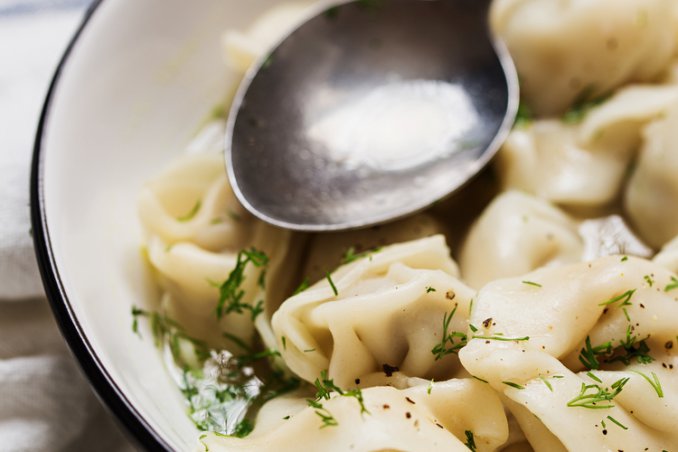 Ravioli di patate in brodo di cappone