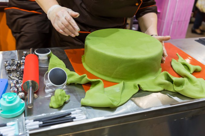 come ricoprire torta con pasta di zucchero, come coprire torta con pasta di zucchero