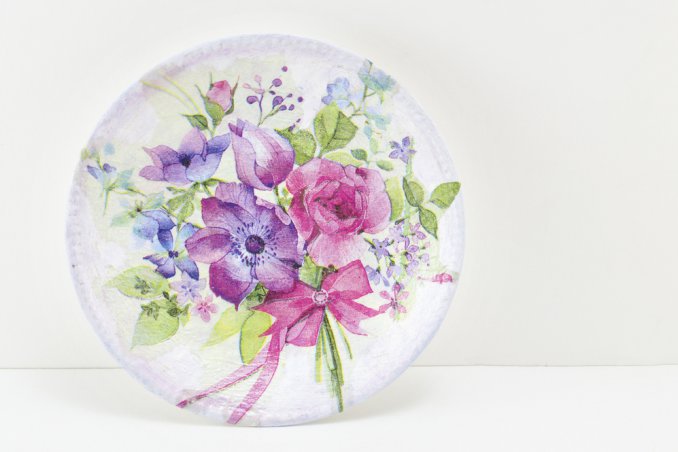 decorazioni primaverili fai da te, piatti decoupage, piatti ceramica decoupage, piatti vetro decoupage
