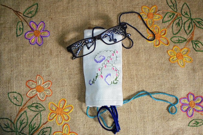regali fai da te festa della mamma, portaocchiali fai da te, festa della mamma punto a croce, festa della mamma cucito