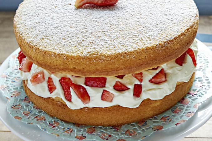 victoria sponge pan di spagna fragole