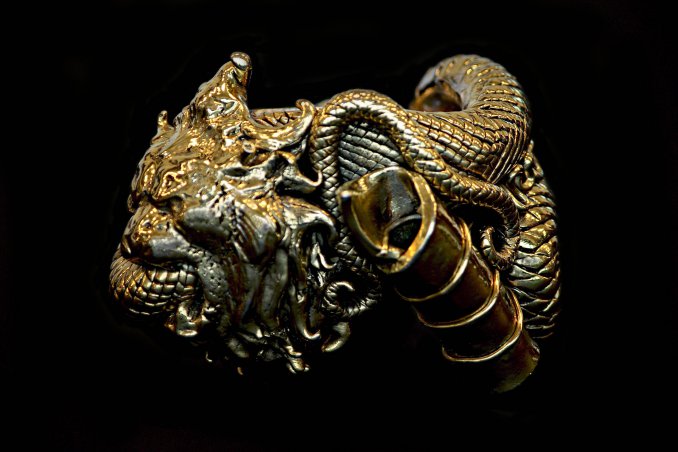 Gianfranco Ferré, bracciale leone collezione AI 91-92