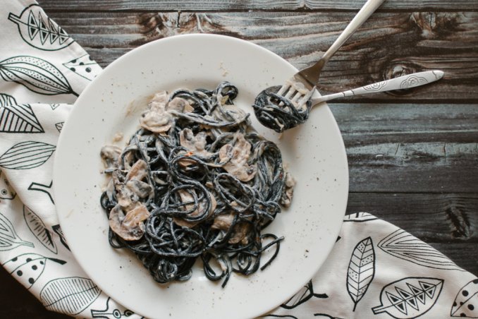 Tagliolini al caffè con funghi trifolati al limone