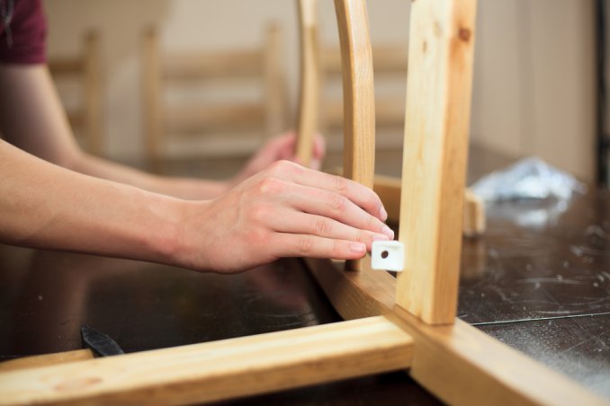 sistemare sedie scollate, aggiustare sedia rotta