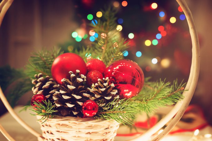 lavoretti natale pigne, decorazioni natale pigne