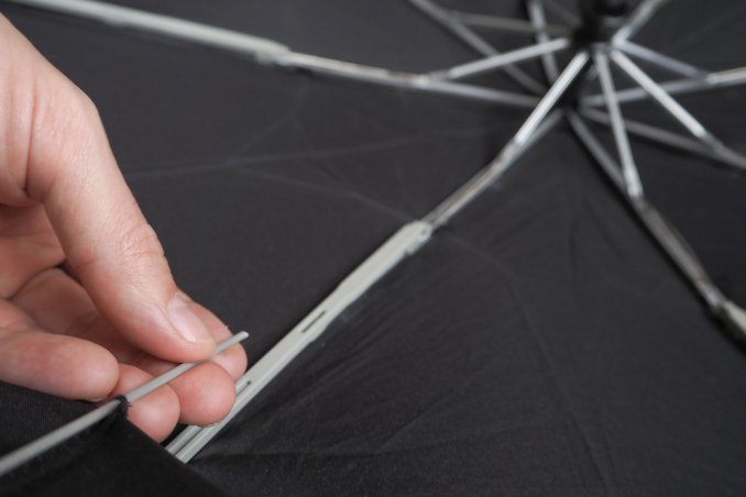 aggiustare ombrello rotto, riparar ombrello rotto