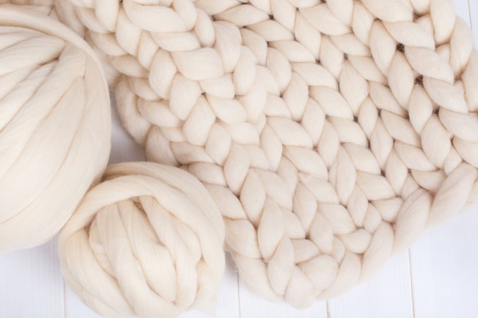 lavorare a maglia con braccia