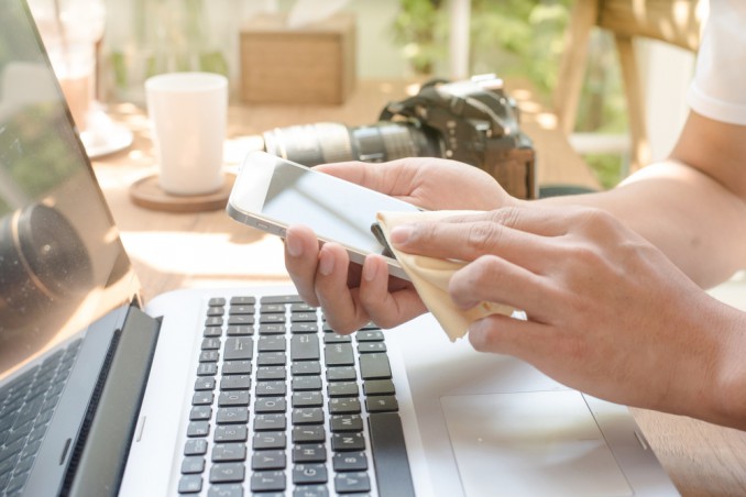 come pulire schermo smartphone, come pulire schermo cellulare, come pulire schermo touchscreen