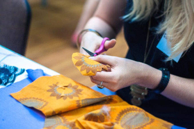 come decorare maglietta, decoupage con stoffa, decoupage su magliette