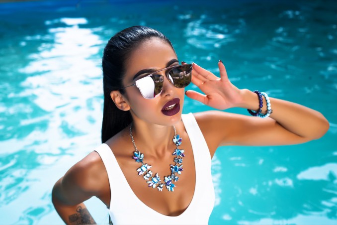 festa in piscina, trucco, donna