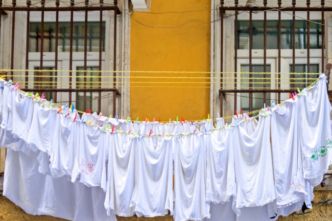 macchie gialle biancheria, come togliere macchie gialle