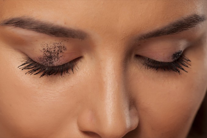 macchie di mascara, trucco, correzione