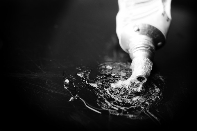 come togliere colla da tessuti, macchie colla