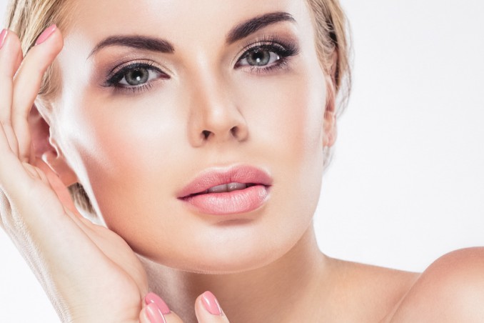 trucco, sopracciglia, farle sembrare folte