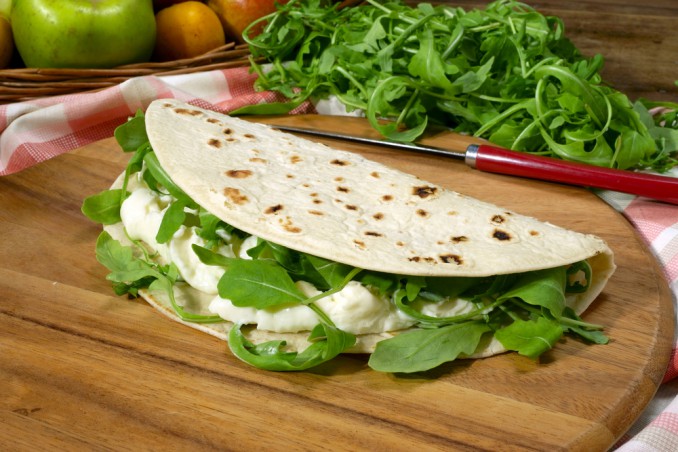 piadina con rucola e formaggio