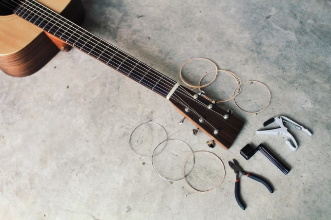 come sostituire corda chitarra, cambiare corda chitarra