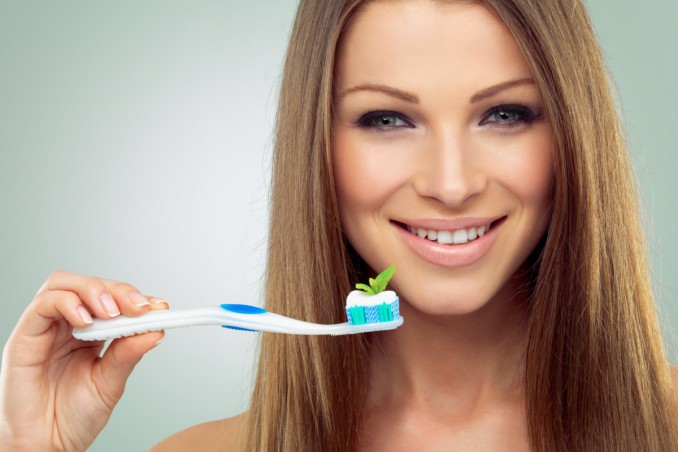 alitosi, cause, rimedi naturali efficaci