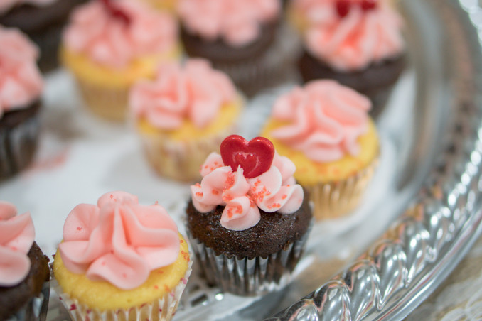 cupcake san valentino decorati panna, cupcake san valentino, cupcake panna