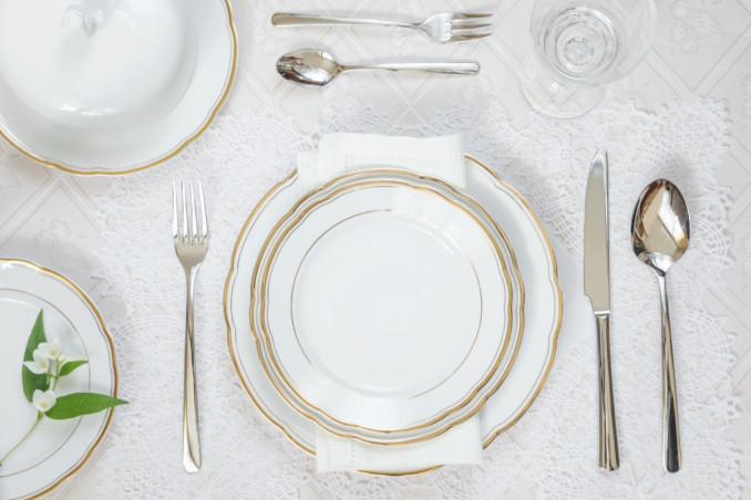 apparecchiare tavola, regole galateo, piatti e posate