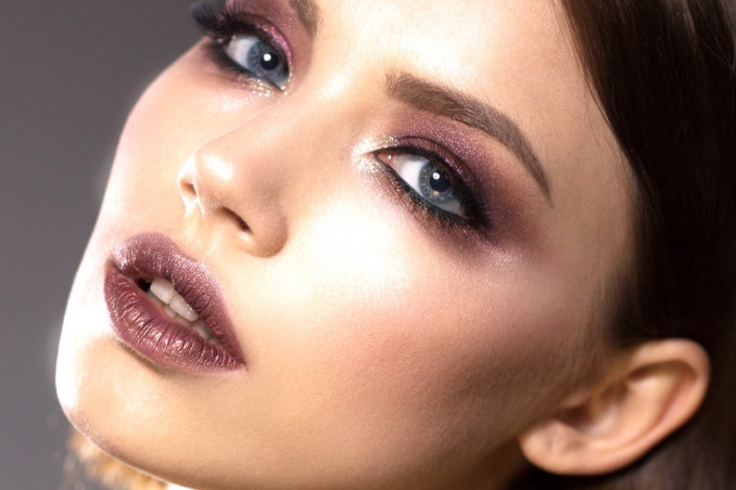 trucco, occhi chiari, capelli scuri