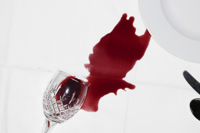 come togliere macchie vino tovaglia, togliere macchie vino