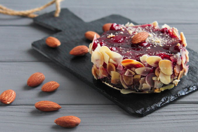 come decorare torta cioccolato, torta cioccolato decorazioni