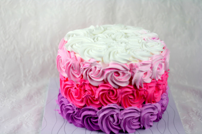 torte decorate panna colorata, decorazioni torte panna montata