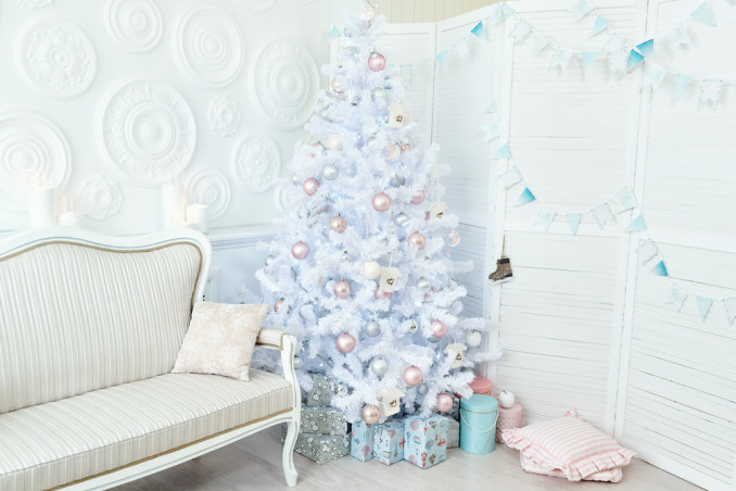 come decorare albero natale bianco, come decorare albero natale, decorazioni albero natale bianco
