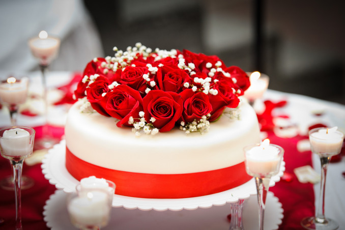 torte decorate con rose fresche, torte decorate