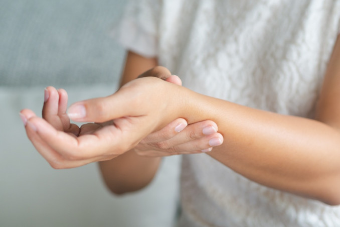 dolori alle mani, rimedi naturali, sollievo