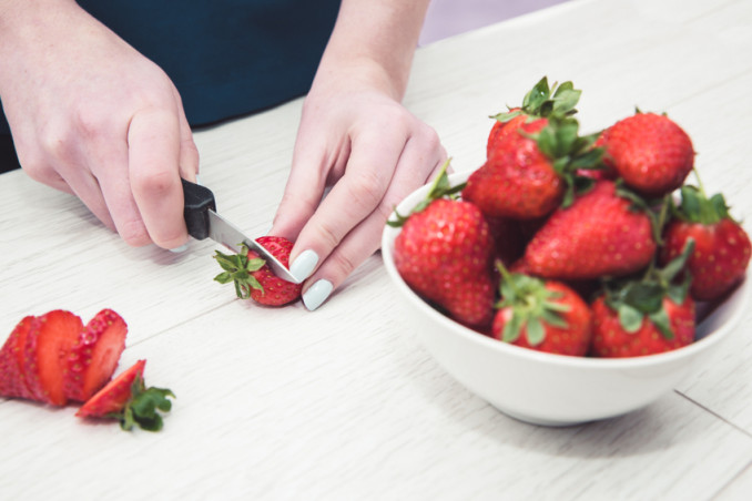 come tagliare le fragole per decorare torta, come tagliare fragole per decorare