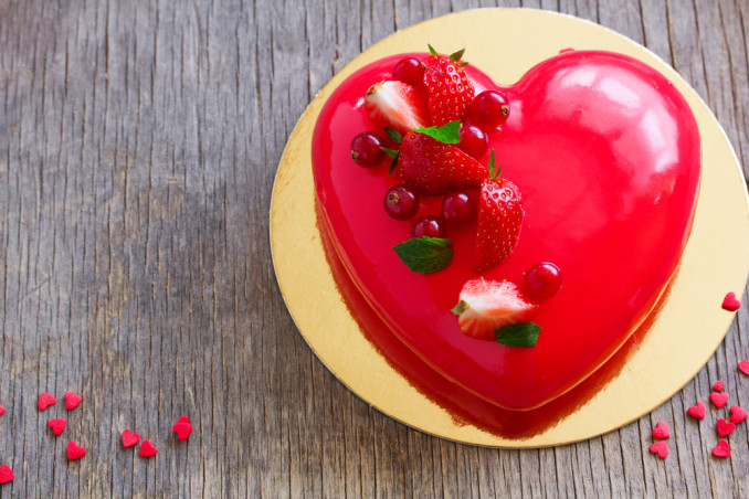 torte a forma di cuore decorate con fragole, torte decorate con fragole