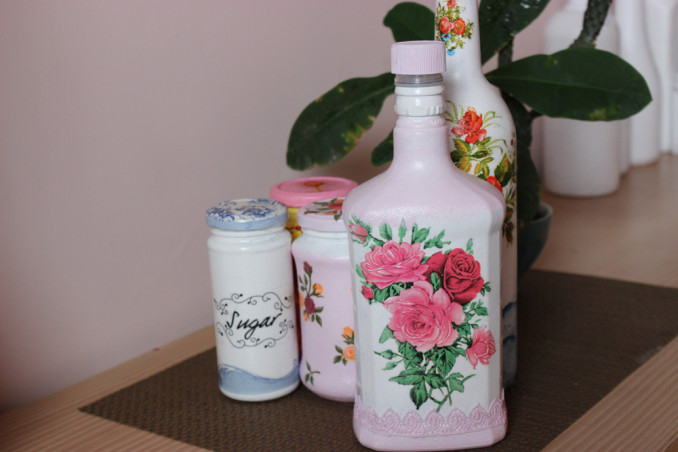 decorare bottiglie vetro decoupage, decorare bottiglie di vetro