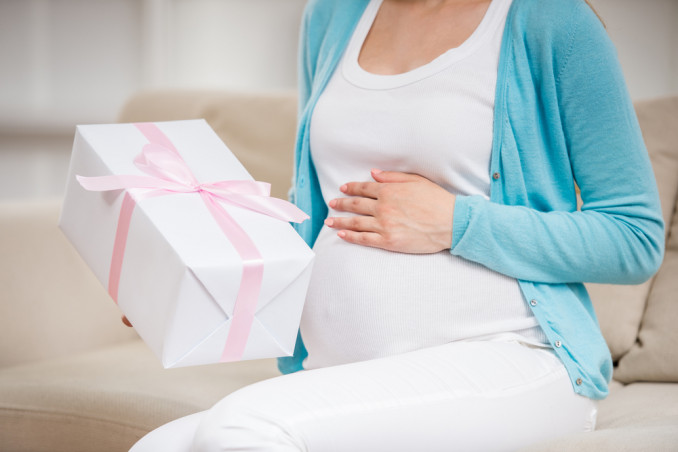 cosa regalare donna incinta, idee regalo donna incinta
