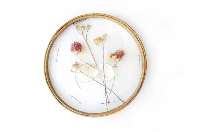 ricamo con fiori secchi, lavoretti con fiori secchi, ricamo su tulle