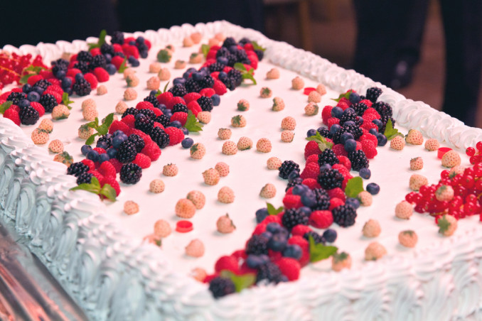 torte rettangoli decorate con panna, torte decorate con panna